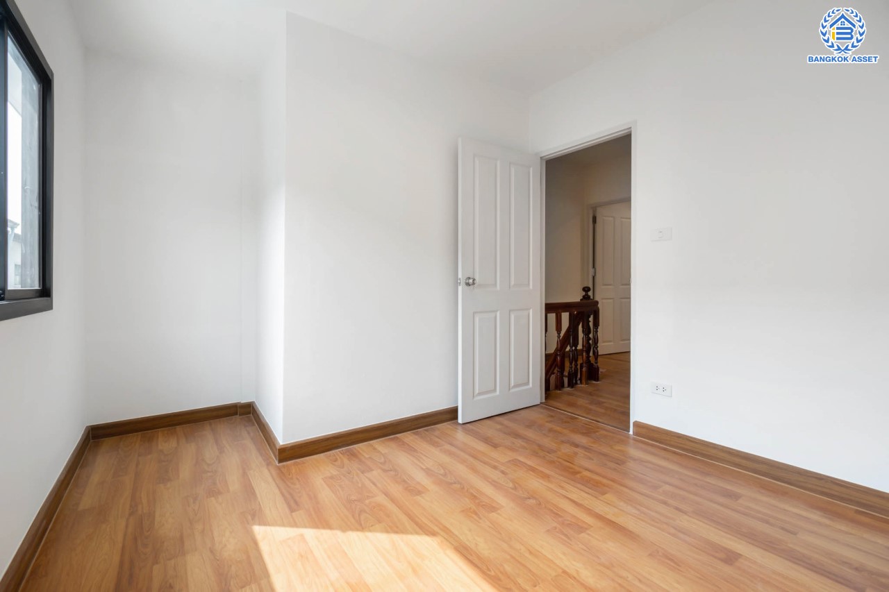 บ้านมือสองตกแต่งใหม่ ติด MRT "สถานีบางกระสอ" ม.นารีนคร รัตนาธิเบศร์ ตอบโจทย์ทุกการอยู่อาศัย ฟังก์ชั่น 2 ห้องนอนใหญ่ 2 ห้องน้ำ ต่อเติมครัวเคาน์เตอร์ และโรงจอดรถ บนทำเลดีที่สุด! ใกล้เซ็นทรัลรัตนาธิเบศร์ และจุดขึ้นทางด่วน "งามวงศ์วาน"